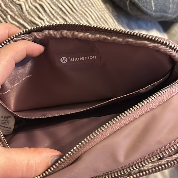 Lululemon camera crossbody - Picture 2 of 4